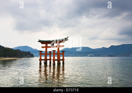 Torii Tor des Itsukushima-Jinja Schrein und Steinlaterne, Miyajima, Japan Stockfoto