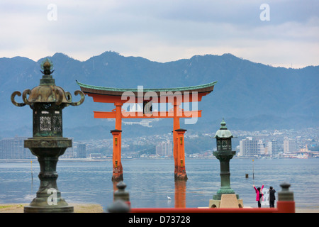 Laterne mit Torii-Tor des Itsukushima-Jinja Schrein, Miyajima, Japan Stockfoto