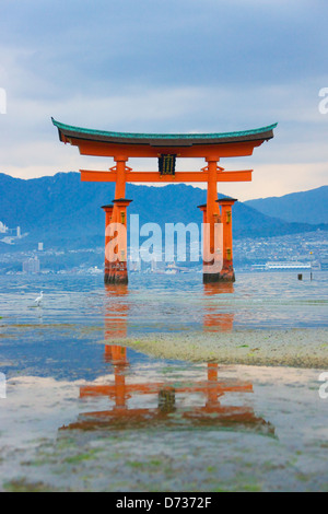 Torii-Tor des Itsukushima-Jinja Schrein, Miyajima, Japan Stockfoto