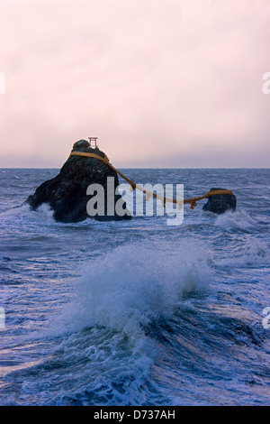 Meoto Iwa, Mann-und-Frau-Felsen im Meer vor Futami, Mie Präfektur, Japan Stockfoto