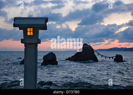 Blick auf den Sonnenuntergang der Steinlaterne mit Meoto Iwa, Mann-und-Frau-Felsen im Meer vor Futami, Mie Präfektur, Japan Stockfoto