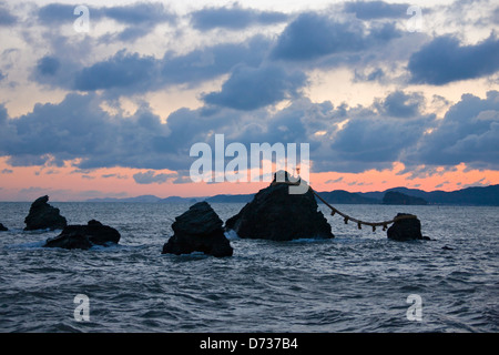 Blick auf den Sonnenuntergang der Meoto-Iwa, Mann-und-Frau-Felsen im Meer vor Futami, Mie Präfektur, Japan Stockfoto