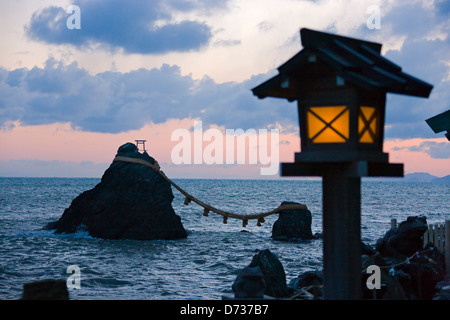 Blick auf den Sonnenuntergang der Steinlaterne mit Meoto Iwa, Mann-und-Frau-Felsen im Meer vor Futami, Mie Präfektur, Japan Stockfoto