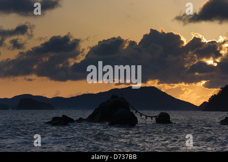 Blick auf den Sonnenuntergang der Meoto-Iwa, Mann-und-Frau-Felsen im Meer vor Futami, Mie Präfektur, Japan Stockfoto