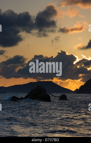 Blick auf den Sonnenuntergang der Meoto-Iwa, Mann-und-Frau-Felsen im Meer vor Futami, Mie Präfektur, Japan Stockfoto