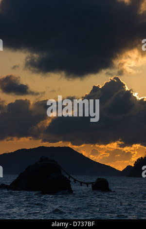 Blick auf den Sonnenuntergang der Meoto-Iwa, Mann-und-Frau-Felsen im Meer vor Futami, Mie Präfektur, Japan Stockfoto