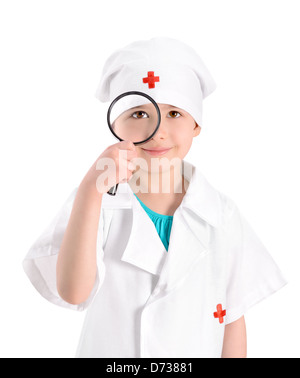 Porträt eines lächelnden Mädchens als Krankenschwester auf weiße Uniform trägt und hält in der rechten eine Lupe Stockfoto