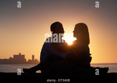 Älteres Paar in Liebe, Flitterwochen mit alten Mann und Frau umarmt in la Havanna. Textfreiraum Stockfoto