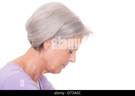 Ältere Frau vor weißem Hintergrund Stockfoto