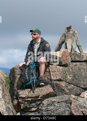 Der Mount Fremont im Mount Rainier National Park bietet einen Panoramablick auf die umliegende Landschaft. Ein Steinhaufen markiert den Gipfel, und Besucher können durch Wiesen wandern und die natürliche Schönheit des Parks erleben. Stockfoto