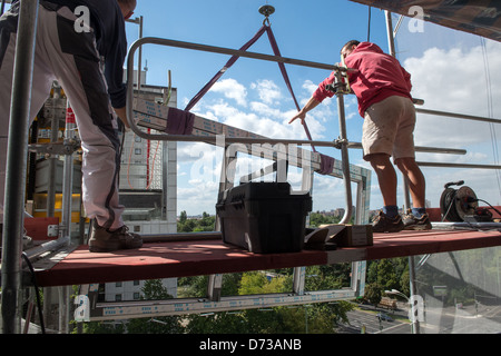 Berlin, Deutschland, montieren Arbeiter unter einem thermische Fenster Stockfoto