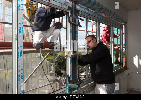 Berlin, Deutschland, montieren Arbeiter unter einem thermische Fenster Stockfoto