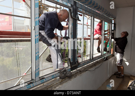 Berlin, Deutschland, montieren Arbeiter unter einem thermische Fenster Stockfoto