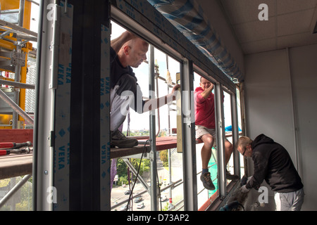 Berlin, Deutschland, montieren Arbeiter unter einem thermische Fenster Stockfoto