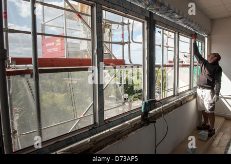 Berlin, Deutschland, montieren Arbeiter unter einem thermische Fenster Stockfoto