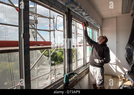 Berlin, Deutschland, montieren Arbeiter unter einem thermische Fenster Stockfoto