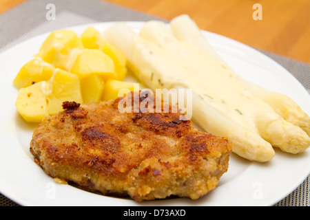 Escolope mit weißen Spargel und Kartoffeln Stockfoto