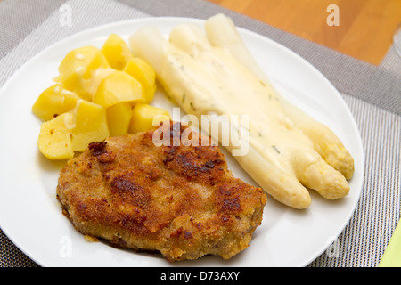 Escolope mit weißen Spargel und Kartoffeln Stockfoto