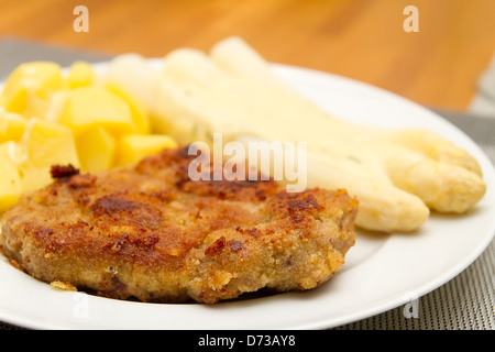 Escolope mit weißen Spargel und Kartoffeln Stockfoto