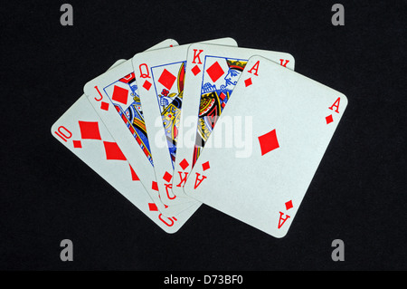 Royal Flush Pokerhand vor schwarzem Hintergrund. Stockfoto