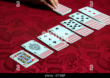Frau spielt das Kartenspiel der Geduld. Stockfoto
