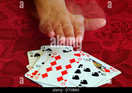 Frau spielt Snap Card Spiel. Stockfoto