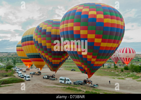 Heißluft Ballons ausziehen, einstigen, Nevsehir, Türkei Stockfoto