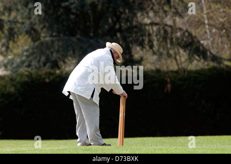 Dorf Cricket auf Lauch Wootton, der Obmann der Bails aufsetzen. Stockfoto