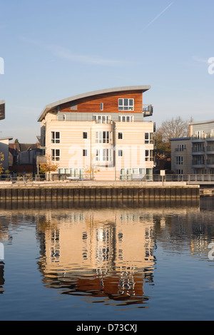 Bürogebäude neben dem Fluss Themse Hampton Wick London England Stockfoto