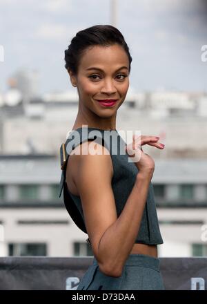 US-Schauspielerin Zoe Saldana stellt während der Präsentation des Films "Star Trek Into Darkness" in Berlin, Deutschland, 28. April 2013. Der Film wird am 09 Mai in deutschen Kinos ausgestrahlt werden. Foto: Jörg CARSTENSEN Stockfoto