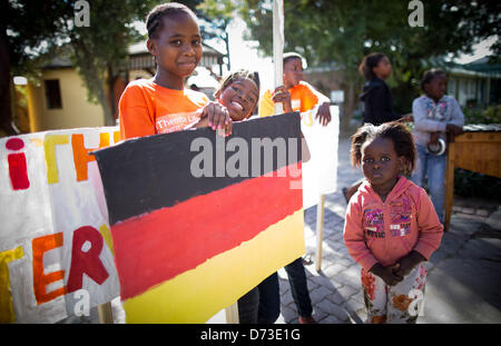 Kinder erwarten Bundesaußenminister Guido Westerwelle im Township Philippi in Cape Town, South Africa, 28. April 2013. Westerwelle besucht die iThemba Labantu lutherischen Gemeindezentrum bei seinem fünf-Tages-Besuch nach Afrika. Foto: MICHAEL KAPPELER Stockfoto