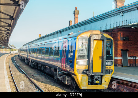 Ein Great Western Zug warten in Salisbury Bahnhof am Bahnsteig 2, von dem aus Züge nach London Waterloo Abfahrt verwendet wird.. Stockfoto