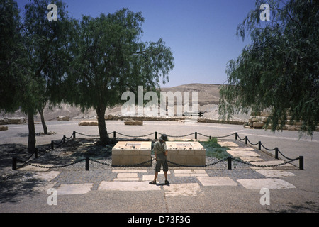 Ein israelischer Junge steht durch die Gräber von Paula und David Ben-Gurion, der primäre Gründer des Staates Israel im Kibbuz Sde Boker in der Negev-Wüste Süden Israels Stockfoto