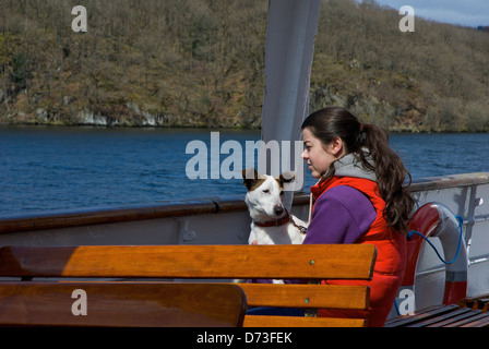 Mädchen und ihr Hund auf Passagierdampfer am Lake Windermere, Lake District National Park, Cumbria, England UK Stockfoto