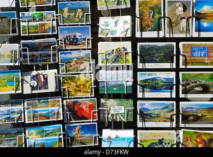 Seenplatte Postkarten in einem Rack zum Verkauf außerhalb Shop, Cumbria, England UK Stockfoto