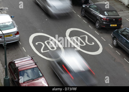 20 mph Höchstgeschwindigkeit Zeichen gemalt auf der Fahrbahn in Hove, East Sussex. Stockfoto