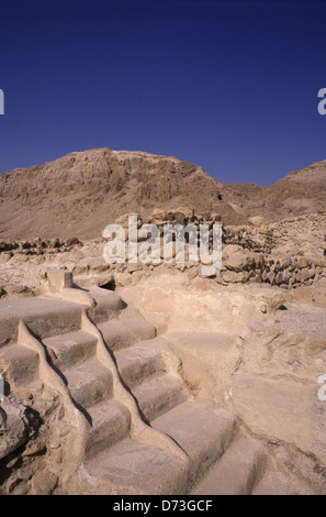 Die abgestufte Zisterne, die viele Wissenschaftler als ein rituelles Bad in Qumran archäologische Stätte an der Judäischen Wüste Juda oder Westjordanland Israel anzeigen Stockfoto