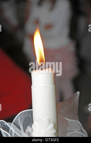 Beleuchtete Taufe Kerze Stockfoto