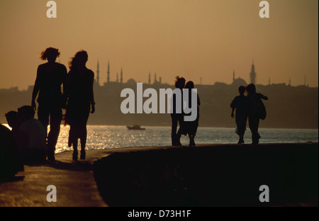 Paare, die zu Fuß entlang der Strandpromenade mit Blick auf die Meerenge des Bosporus und das Goldene Horn Stockfoto