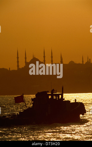 Ein Schlepper Zwirnen der Meerenge des Bosporus und das Goldene Horn mit dem Hintergrund der Istanbul Moscheen. Stockfoto