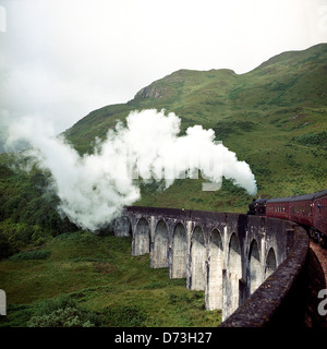 Glenfinnan, Vereinigtes Königreich, übergeht das Glenfinnan-Viadukt jakobitischen. Stockfoto