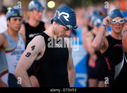 Sonntag, 28. April 2013. JAMES BORCHUCK St. Petersburg, Florida, USA |   Zeiten... Nathan White (49) senkt seinen Kopf in einem Moment der Stille, den Boston-Marathon Bombardierung Opfer vor der St. Antonius Triathlon am Sonntag Morgen in St. Petersburg zu Ehren. (Kredit-Bild: © James Borchuck/Tampa Bay Times/ZUMAPRESS.com) Stockfoto