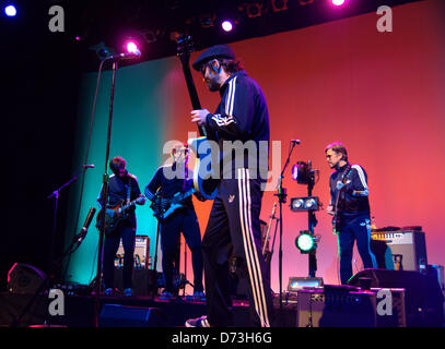 Barcelona, Spanien. 27. April. Aale, die Band, die mit Adidas Trainingsanzug, gekleidet führt in BARTS Veranstaltungsort in Barcelona mit seinem neuen Album "Wunderbar, herrlich". Stockfoto