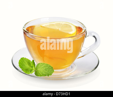 Tasse Tee mit frischer Zitrone und Minze, isoliert auf weiss Stockfoto
