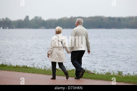 Oldenburg, Deutschland, ein älteres Ehepaar geht spazieren Zwischenahn Stockfoto