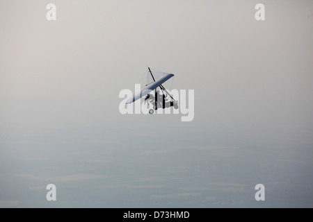 Coppenbruegge, Deutschland, Ultralight Flugzeug in den Himmel Stockfoto
