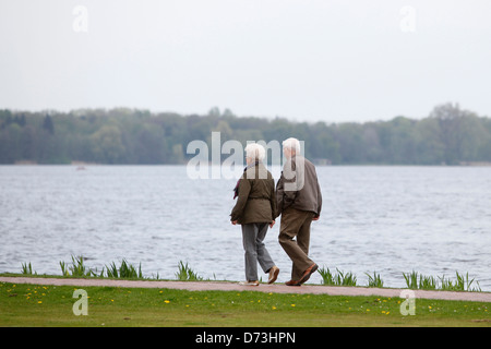 Oldenburg, Deutschland, ein älteres Ehepaar geht spazieren Zwischenahn Stockfoto