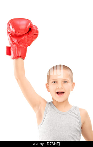 Ein glückliches Kind mit roten Boxhandschuhe gestikulieren Triumph isoliert auf weißem Hintergrund Stockfoto