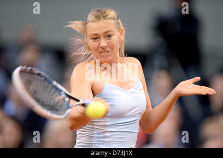 Russlands Maria Scharapova in Aktion während des letzten Spiels gegen Chinas Li Na bei WTA Porsche Tennis Grand Prix in der Porsche Arena in Stuttgart, Deutschland, 28. April 2013. Foto: BERND WEISSBROD Stockfoto