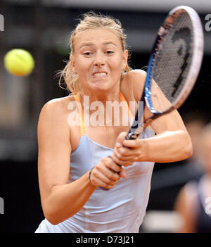 Russlands Maria Scharapova in Aktion während des letzten Spiels gegen Chinas Li Na bei WTA Porsche Tennis Grand Prix in der Porsche Arena in Stuttgart, Deutschland, 28. April 2013. Foto: BERND WEISSBROD Stockfoto